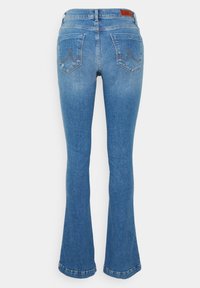 Jean évasé bleu avec un lavage délavé, comportant deux poches arrière et des détails de couture contrastés. Texture en denim doux, taille mi-haute.