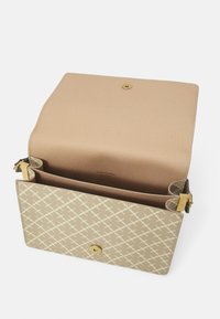 Beige laukku, jossa on geometrinen kuvio, kultaiset osat ja teksturoitu sisäosa. Varustettu magneettisulkimella ja kahdella osastolla.