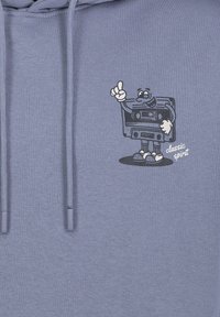 Grijze hoodie met een cartoonafbeelding van een cassettebandje met armen en benen, dat met één hand zwaait, en de tekst "classic spirit" in witte letters.