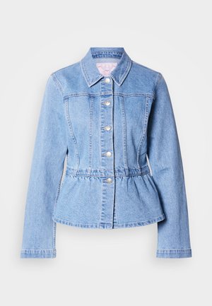 Ανοιχτό μπλε τζιν μπουφάν με μακριά μανίκια, κούμπωμα με κουμπιά, ζώνη με πεπλούμ και ραμμένες ραφές. Διαθέτει κλασικό γιακά και ασημένιες λεπτομέρειες εξαρτημάτων.