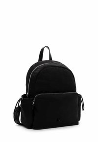 Czarny plecak materiałowy o zaokrąglonym kształcie, z dwoma zamykanymi na zamek przegrodami oraz regulowanymi paskami. Posiada przednią kieszeń i detal z logo.