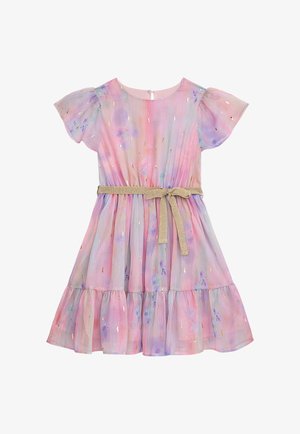 Pink-lila geblümtes Kleid mit Rüschärmeln, gestuftem Rock und goldenem Gürtel. Durchscheinender Stoff mit metallischen Akzentpunkten durchgehend.