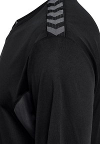 Schwarzes sportliches Langarmshirt mit glatter Textur, kontrastierendem Schultermaterial mit geometrischem Muster und figurbetontem Design.