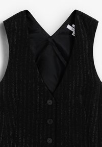 Czarna kamizelka z dekoltem w kształcie litery V, wykonana z teksturowanej tkaniny z srebrnymi liniami, zapinana na sześć guzików i z gładką podszewką.