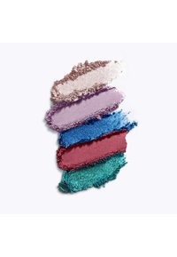 Vijf horizontale stalen van geplette oogschaduwpoeders in glinsterend beige, lavendel, felblauw, mauve en teal op een witte achtergrond.