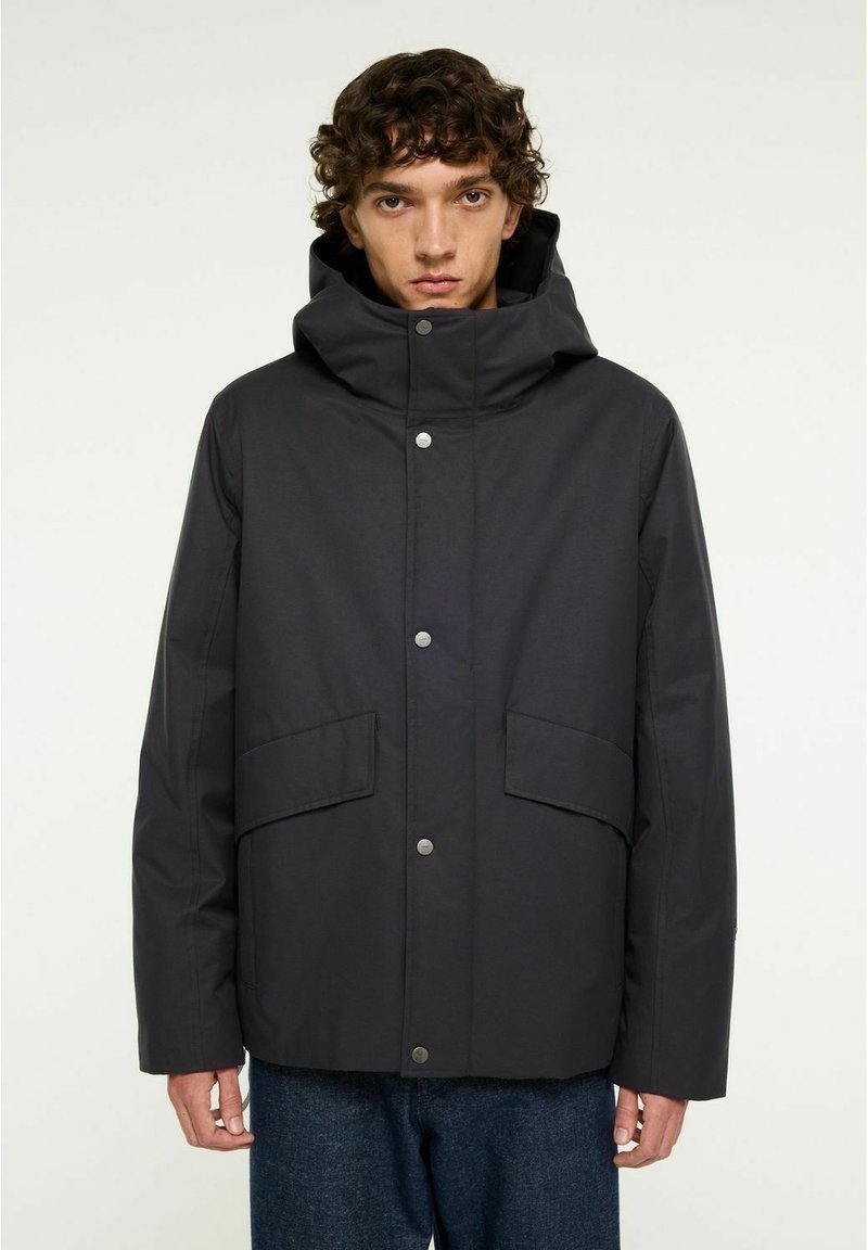 Svart, huva jacka med en mjuk textur, tryckknappar och två framfickor; designad med en avslappnad passform och minimalistisk stil.