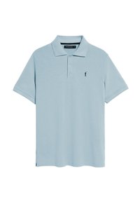 Polo de color azul claro confeccionado en tela suave; cuenta con una tapeta de tres botones, mangas cortas y un pequeño logo negro en el pecho.