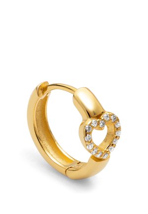 Guld ørering i hoop-stil med en lille hjerteformet vedhæng besat med klare ædelstene på en hvid baggrund.