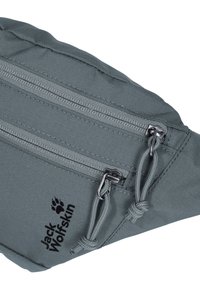 Sac banane gris Jack Wolfskin avec deux compartiments zippés et tirettes en tissu sur les fermetures éclair, vue en angle sur fond blanc.