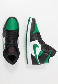 Jordan AIR JORDAN 1 MID - Sapatilhas de cano alto - black/pine green/white/gym red