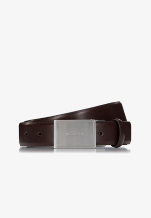 Cintura in pelle marrone con fibbia rettangolare in argento con marchio inciso. Texture liscia e multiple perforazioni regolabili per una vestibilità perfetta.