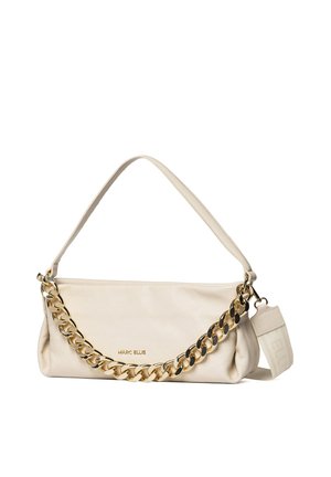 Marc Ellis Ledertasche in Creme mit goldener Kettendetail und passendem cremefarbenem Schulterriemen vor weißem Hintergrund.