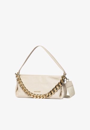 Marc Ellis Ledertasche in Creme mit goldener Kettendetail und passendem cremefarbenem Schulterriemen vor weißem Hintergrund.