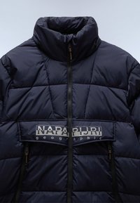 Námořnická puffer bunda s vysokým límcem, se značkovou nášivkou na hrudi a zipovými kapsami, vyrobená z lesklé prošívané látky.
