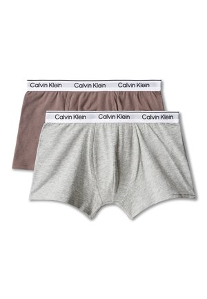 To par Calvin Klein herre boxershorts, den ene i lysegrå og den anden i brun, begge med hvide elastiske linninger og brandlogoer.