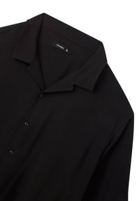 Camicetta nera a maniche corte con colletto classico, realizzata in tessuto liscio, con bottoni frontali e un'etichetta con il marchio "Terranova".