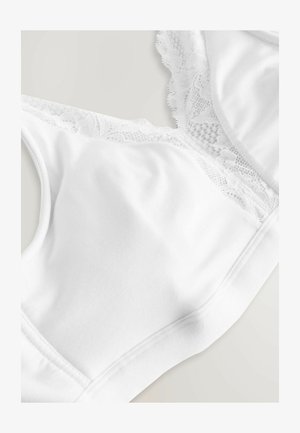 Weißer BH mit glattem Baumwollmaterial, verziert mit Spitzenbesatz an den Rändern und einer runden Form. Keine sichtbaren Beschläge oder Muster.