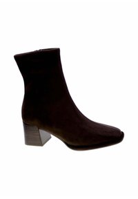 Stivale alla caviglia in suede marrone con tacco a blocco, punta affusolata e chiusura con cerniera. Texture liscia e design minimalista.
