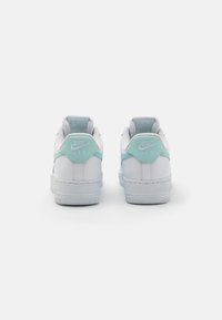 Nike Sportswear AIR FORCE 1 07 FLYEASE - Matalavartiset tennarit - white/jade ice