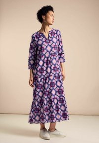 Langes, gestuftes Kleid im lila und rosa geometrischen Druck mit V-Ausschnitt und ¾-Ärmeln, aus weichem, leichtem Stoff gefertigt.