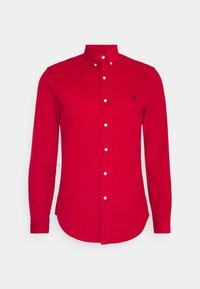 Camicia rossa a maniche lunghe in cotone con colletto abbottonato, caratterizzata da bottoni bianchi e un piccolo logo ricamato sul petto.