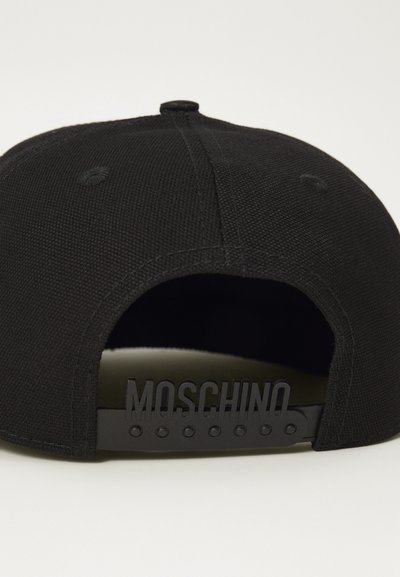Casquette snapback noire en tissu texturé, avec une sangle d'ajustement à l'arrière et un logo "MOSCHINO" embossé sur une finition mate.