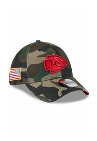 Camouflage-Baseballcap aus grünem und braunem Material mit einem roten "KS"-Logo und einem Patch der amerikanischen Flagge. Gebogener Schirm mit strukturierter Passform.