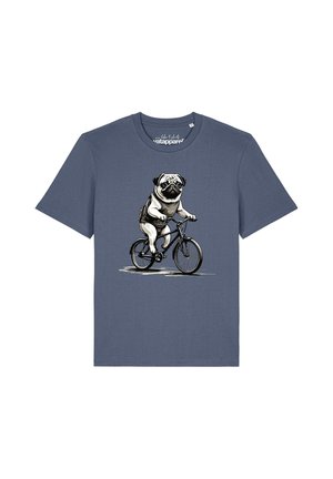 Blaues T-Shirt mit einer Illustration eines Mops, der Fahrrad fährt und eine ärmellose Weste trägt.