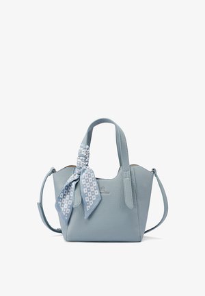 Borsa a mano in pelle azzurro chiaro con finitura texturizzata, dotata di una sciarpa annodata azzurro chiaro con motivi a cuore e doppi manici.