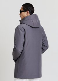 Cappotto grigio con cappuccio, dal design essenziale, texture liscia e cuciture visibili. Il cappotto ha maniche lunghe e una lunghezza media.