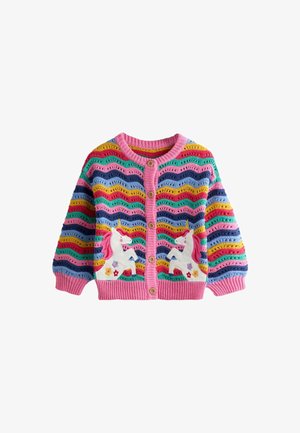 Kolorowy dzianinowy sweter dziecięcy z falistymi paskami w różu, niebieskim, zielonym, żółtym i czerwonym, ozdobiony naszywkami z jednorożcami i drewnianymi guzikami.