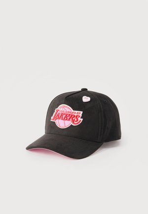 Casquette de baseball noire avec logo rose des Los Angeles Lakers et une petite épingle en forme de cœur portant l'inscription « True Love » sur le panneau avant.