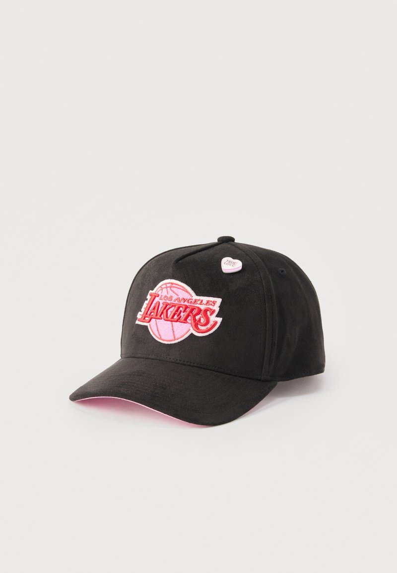 Cappellino da baseball nero con logo dei Los Angeles Lakers rosa e spilla a forma di cuore con la scritta "Vero Amore" sul pannello frontale.