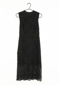 Schwarzes Spitzenkleid mit ärmellosem Design, das Blumendrucke und einen gewellten Saum aufweist. Glatte Textur mit einer taillierten Silhouette.