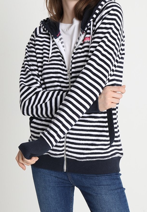 Gestreepte capuchontrui met rits in marineblauw en wit. Voorzien van een capuchon met trekkoord, zakken aan de voorkant en geribbelde manchetten. Zachte stof met een gestructureerde afwerking.