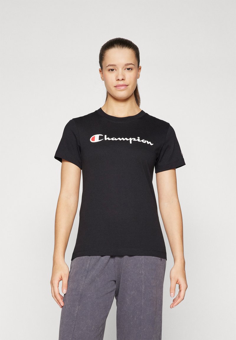Svart bomullst-skjorte med en hvit "Champion" logo med røde detaljer, kortermet, rund hals og slim fit-design.