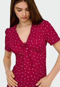ONLY ONLBILL KURZES - Robe de jour - rio red
