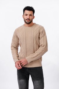 Pull en tricot beige à col rond et à poignets côtel�és, présentant des motifs en diamond et texturés sur l'ensemble. Assorti avec un jean gris foncé.