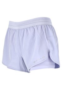 Lichtlila sportieve shorts met een elastische tailleband, voorzien van een gespleten ontwerp, binnenvoering en een klein zijvakje. Reflecterend logo-detail.