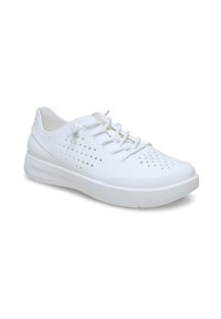 Scarpe sportive bianche con un design perforato, una texture liscia e una suola imbottita. Presentano lacci bianchi e uno stile minimalista.