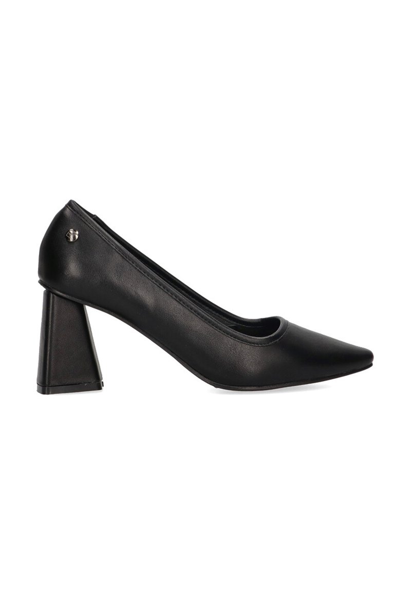 Zapatos de salón de cuero negro con punta afilada, que presentan un diseño único de tacón cuadrado y un sutil acento metálico en el lateral. Textura suave en toda su superficie.