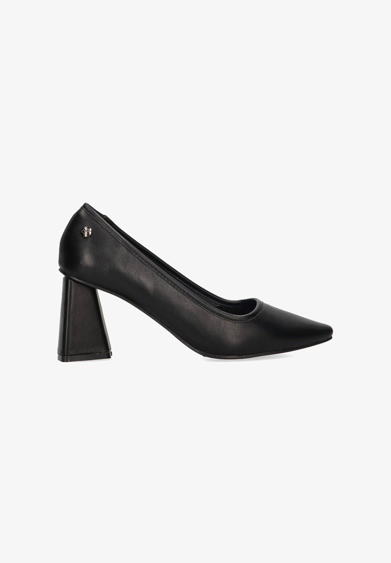 Zapatos de salón de cuero negro con punta afilada, que presentan un diseño único de tacón cuadrado y un sutil acento metálico en el lateral. Textura suave en toda su superficie.
