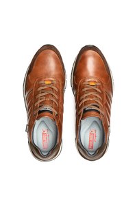 Baskets en cuir marron avec une surface texturée, à lacets, avec des accents orange et une semelle en caoutchouc blanche. Comprend le logo sur la languette.