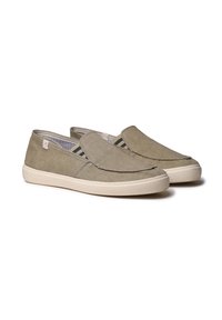 Lysegrønne slip-on sko lavet af ruskind med et syet design, lysfarvet gummisål og en foret med stribet stof for ekstra detaljer.