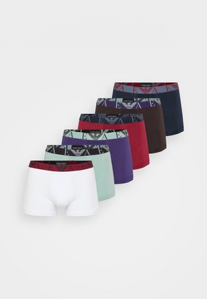 Ensemble de sept boxers pour hommes de couleurs variées : blanc, menthe, marine, marron, brun foncé, violet et rouge. Tous sont dotés de ceintures élastiques avec logo.