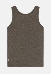 Débardeur sans manches en tricot brun avec encolure dégagée et petite étiquette rayée multicolore en bas à gauche de l'ourlet.