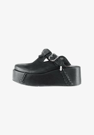 Schwarzer Plateau-Clog aus Leder mit dicker Sohle, silberner Schnallenriemen und dekorativen Steppnähten an der Seite.