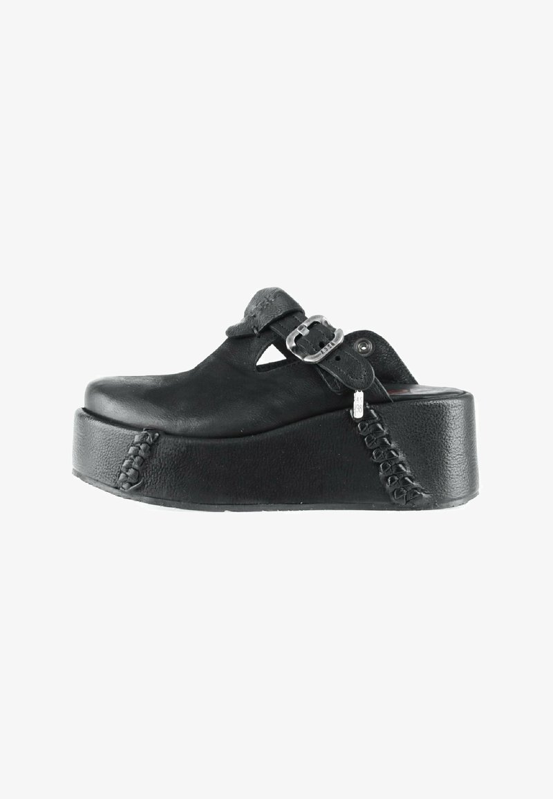 Sabot à plateforme en cuir noir avec semelle épaisse, bride à boucle argentée et détails de couture décorative sur le côté.