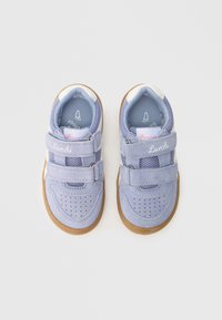 Svetlofialové športové topánky na suchý zips s sieťovinovým materiálom a semišovými detailmi. Majú perforovanú špičku a gumovú podrážku pre lepšiu priľnavosť.