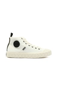 Sneakers bianchi alti in tela con suola in gomma testurizzata, dotati di una patch logo nera e un tallone a contrasto in nero.